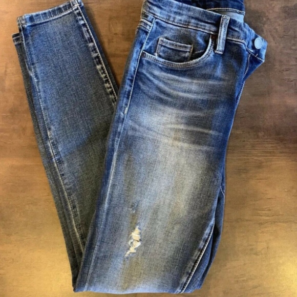BLANK NYC Mid-Rise Denim Skinny in Wealth Care - Picture 4 of 5